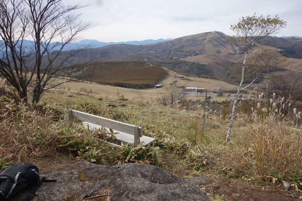 そして最後に登場は、お誂え向きのベンチ