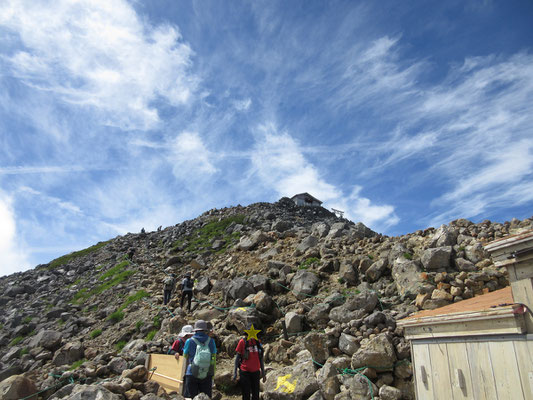 スケッチが一段落する頃、次第に登山者が増えてくる　下山は頂上小屋経由