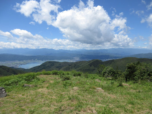 諏訪湖を見下ろし、中央アルプス〜北アルプス、御嶽がちょっと雲をかぶっている　