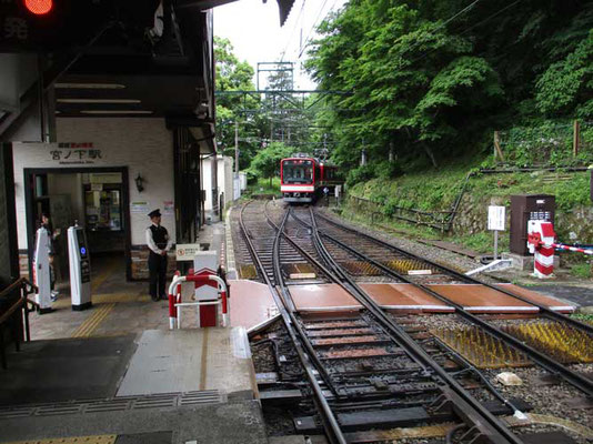 ぐんぐん急勾配を下ってきて「宮ノ下駅」上りと下りの交換　これからも箱根湯本を目指しまだまだ下ります