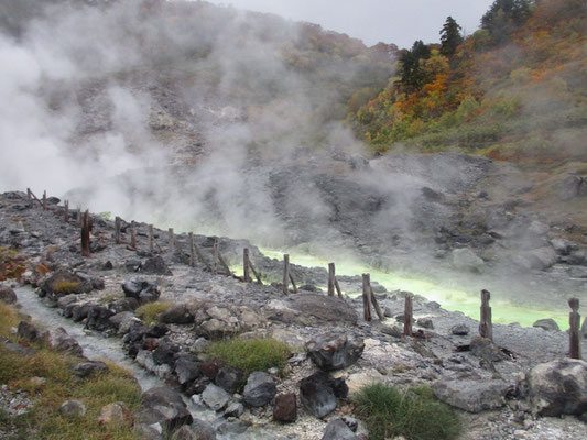 三途の川ではないけれど、一種異様な色合いの湯の川が流れている玉川温泉