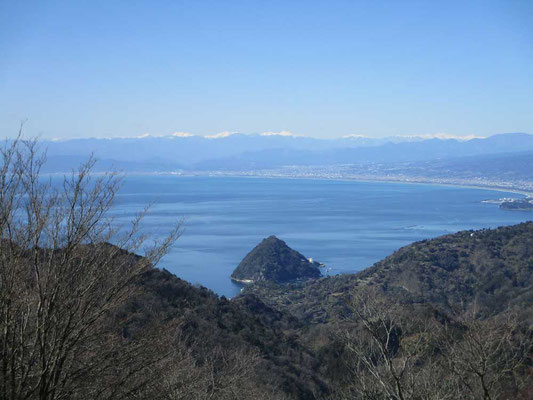 上の展望台から南アルプスが真白く見えました　大気の乾燥で午後になるほどクリアーになっていきました