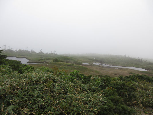 前日バテバテで登った湿原の広がるいい眺めの場所　少し景色が見えてきたがまだ向こうは真っ白