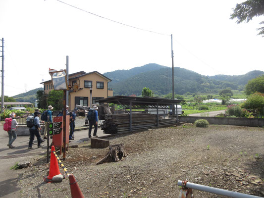 しばらく行くと向こうに雨乞山が見える
