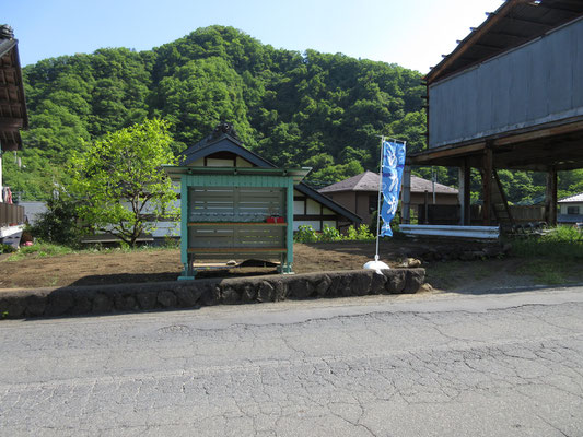 この日は日差しも強く初夏の陽気だったが、通りにはこんな無人販売が　「めだか」