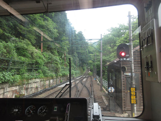 出ました！　箱根登山鉄道の急勾配　スイッチバックで前後入れ替わりつつ登っていく車両
