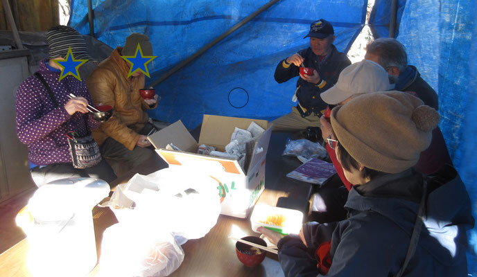 下山後、沓掛館山でのお楽しみ♡　事務局の奥様手作りのお汁粉です　当日は強風だったのでお餅は倉庫の影にてカセットコンロで焼き、食べる場所は俄仕立てのブルーシート小屋？にて
