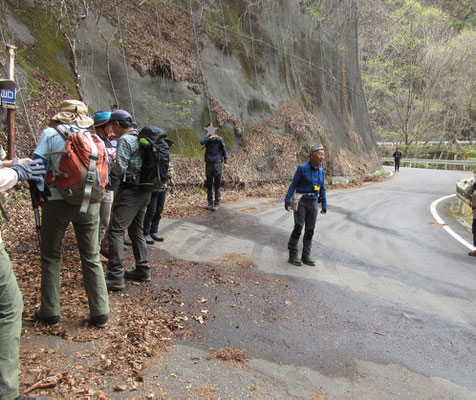 登山口にて　当日は一般登山者も多く、駐車場はいっぱいだったので、ここで準備体操