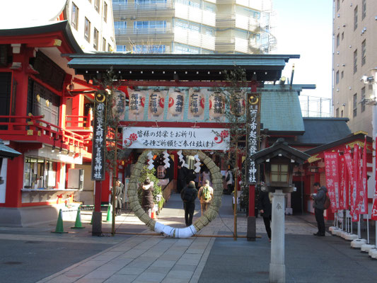 大きな茅の輪があったので、くぐらせてもらう