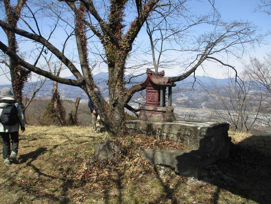 山頂には祠があり、その裏手には小さな石祠　この草地の展望が最高でお弁当となりました