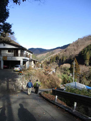 かなり歩いてようやく山村風な雰囲気になる