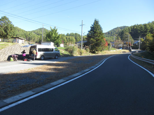 事前に調べてある駐車スペース 脇の神社の参拝用駐車スペースでもあるであろう場所