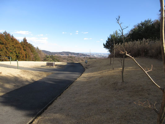 下山口は、ゴルフ場に飛び出す　春以降はここでみんな、ヒルチェック（ヒルに取り付かれていないかチェック）