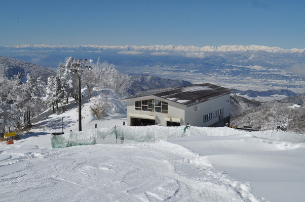 リフトの終点から新雪地帯をラッセル開始