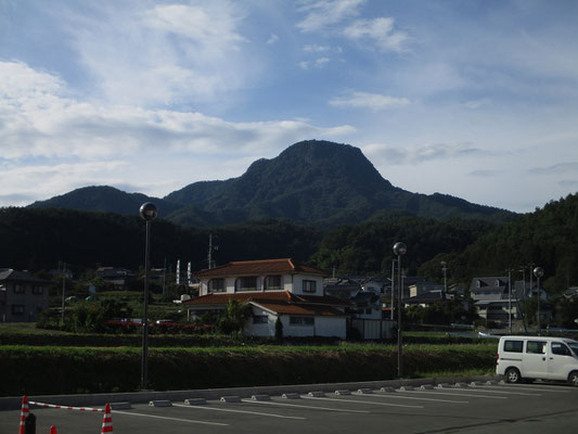 逆光ですが「道の駅あおき」の駐車場から見えた子檀嶺岳