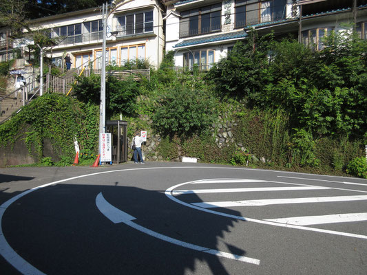 この超狭い場所で、朝は大型バスが何台も待ち合わせしたり回転して方向転換したり、乗客を乗せ次々と出発して行った　神業のようなバス発着模様だった