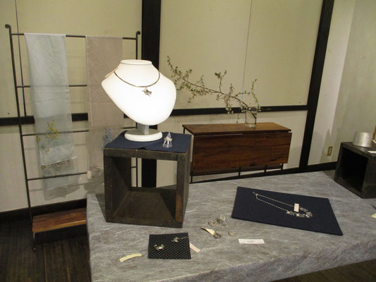 帰路に立ち寄った「草野工房」の展示