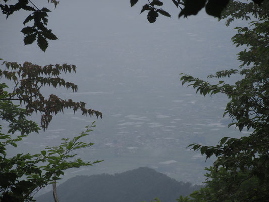 山頂から下の風景がぼんやり垣間見えた　どの辺りなのだろう？