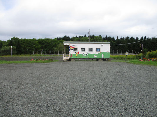 昨年（2019）の9月にレンタカーでうろついた時に訪ねた尾幌駅　線路側とは反対方向から見ている