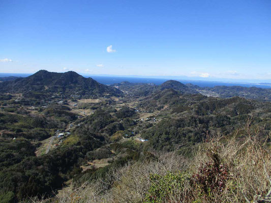 左側に富山　向こうに拡がるのは東京湾内で、遠くに小さく富士山が見えます