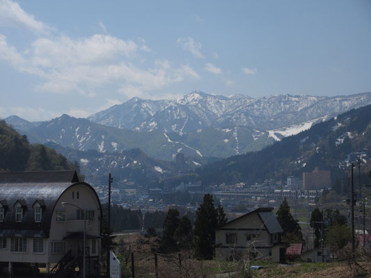 散歩の後はSAからそのまま出口がある事に気づき、高速道路から脱出　南北に走る国道17号を走りながら、展望の良さそうな場所を狙って移動　金城山が見える場所を見つける