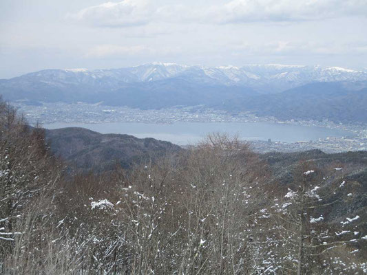 諏訪湖を見下ろします