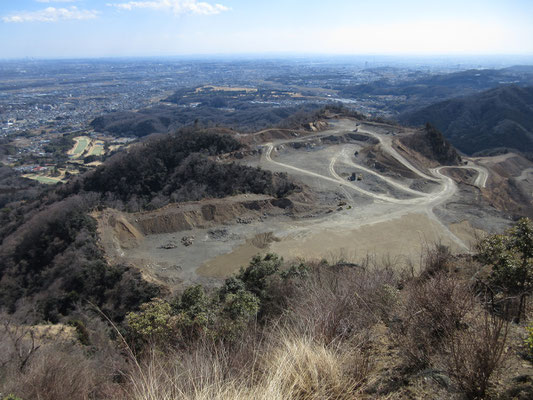 眼下の採石現場　前回の月例山行では平らな地面に幾つものモグサのような土の山があったが、今日は消えている　先日、掘削の発破作業が繰り返されていたとのこと（事務局によれば、作業前によく土の山を見かけているそうだ）