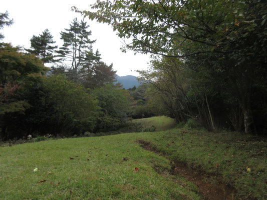 浅間山山頂付近 天気がいいと気分のいい草原となり、ハイカーのお休み処