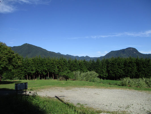 駐車場から見える青木三山の二つ　左が十観山　右が子檀嶺岳