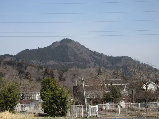 県道を行く途中、コンビニの店先のベンチにて仙洞寺山のスケッチ