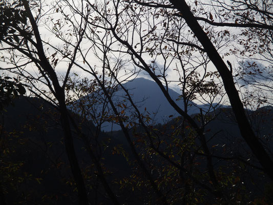 露出を変えて、大室山のシルエット