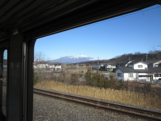 窓の反対側を見れば、きれいに裾野を引いた八ヶ岳が美しく見える