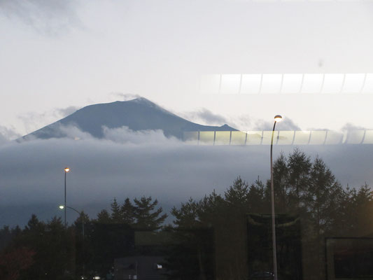 田代湿原にてすっかり満たされた思いの今回の山旅　一路、横浜に向け南下　ここは途中、夕食をとった「岩手山SA」レストランの窓越しに、岩手山が見える