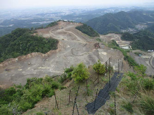 荻野高取山の先、発句石からの採石場の眺めです 久し振りに参加した友人は採石場の山の削られ方の広範囲になっている事に驚いていました