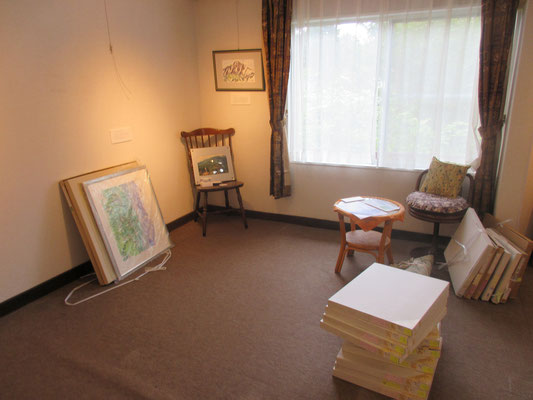 前の展示作品を下ろして片付けているところ