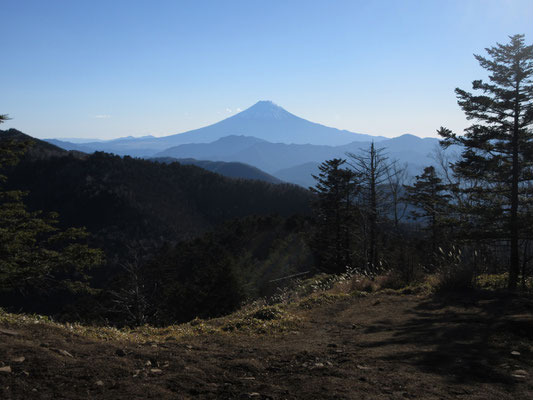 本日見納めの裾野を美しく引いた富士山