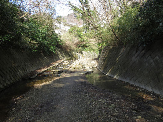 小さな川だが、遊歩道が整備されている