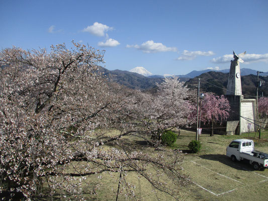 ちょっと時代を感じさせる公園の風情と富士山