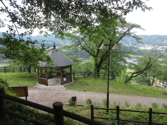 城山では神社への往復組と分岐での待機組とに分かれ、私は待機組でスケッチ　合流後一気に下山