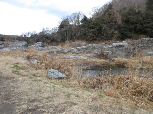 長瀞の岩畳　海底深くにあったであろう地層が長瀞の流れに侵食された姿　