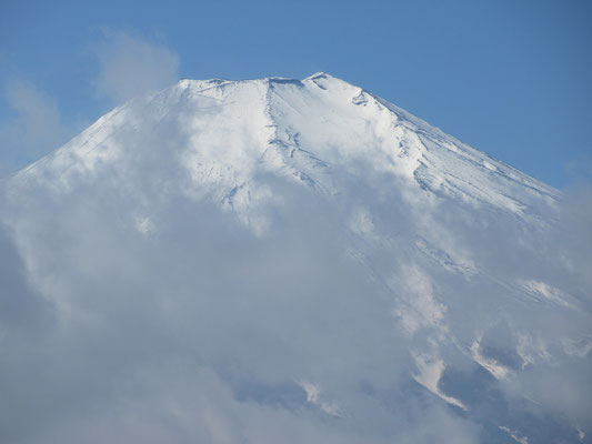 富士山のアップ　こちらもこんもりとした雪が消えてきている
