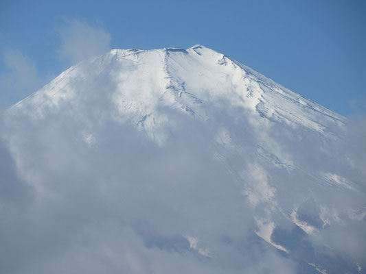 富士山のアップ　こちらもこんもりとした雪が消えてきている