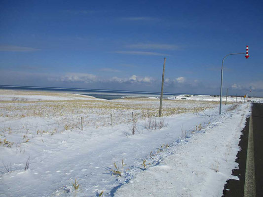 地図で見るよりずっと海の際を走り続けます　吹雪いたり積雪が多いと、矢印マークでの路肩表示がなければ全く道と雪原の境など分からないでしょう