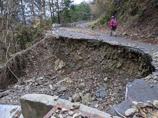 林道終点付近　昨年の台風大雨の影響か、大崩落している