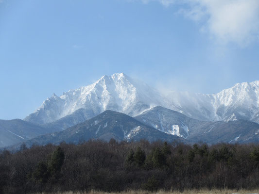 ソフトクリームで鋭気を養い、赤岳のスケッチに集中する　夏にあの尾根のいずれかを辿り登ることはあるだろうか？　今の自分にはかなり手強い…