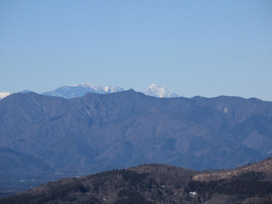 そしてその少し右に鳳凰三山と三角のピークは甲斐駒ヶ岳