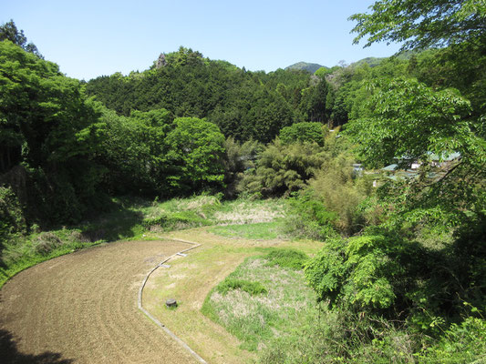 途中、雰囲気のいい集落の中を下っていく