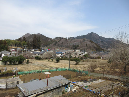 鳥屋地区のホッとする町中をぶらぶら歩く　向こうの山、右手はまだ登ったことのない仙洞寺山