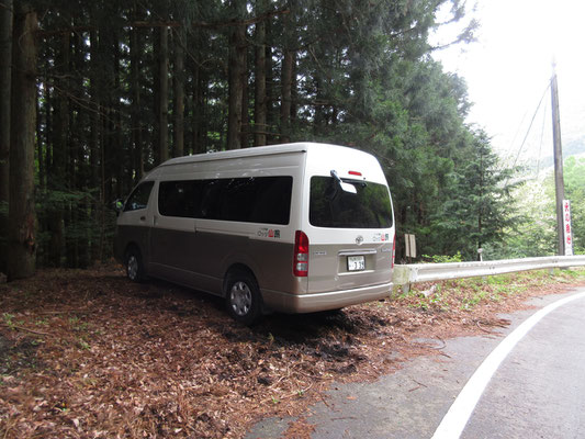 現在のパノラマ台（ロープウェイの到着場所）につながる昔の登山道取付きに「山旅号」を置いて出発