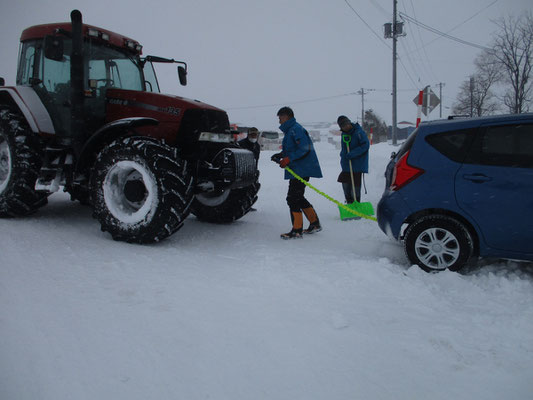 本当に助かりました　「四季彩の森」のスタッフの方たちが降りしきる雪のなか出てきて、大型パワー車も出して牽引して無事脱出　JAFを呼ぼうとしていたのですからまさに「救いの神」でした　が、現地の方たちは手慣れたもので、多分こうした事が日常茶飯で起こり救出しているのでしょう　ありがたいことです